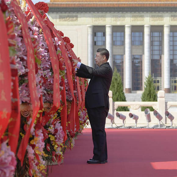Xi Letakkan Karangan Bunga di Tugu Peringatan Pahlawan_fororder_139409498_16014800813601n