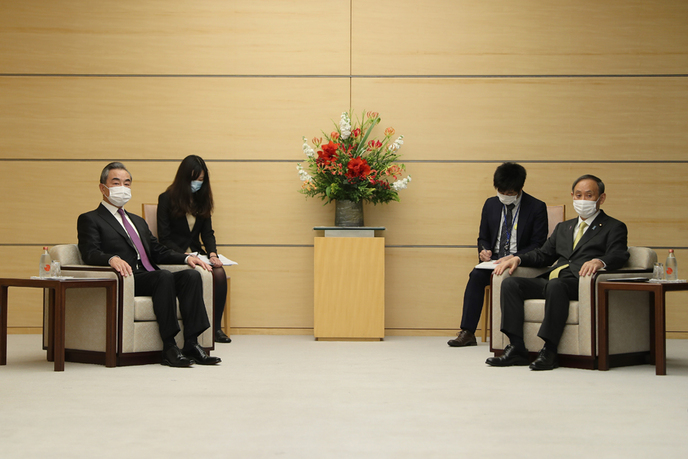 जापानी प्रधानमंत्री योशीहिदे सुगा की वांग यी से मुलाकात