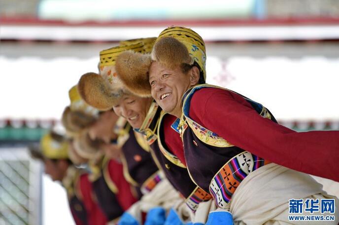 तिब्बती लोग उठा रहे हैं सांस्कृतिक कार्यक्रमों का आनंद_fororder_3