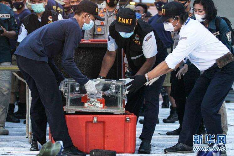 یکی از جعبه‌های سیاه هواپیمای مسافربری اندونزی پیدا شد_fororder_1126975567_16104889703121n