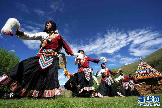 तिब्बती लोग उठा रहे हैं सांस्कृतिक कार्यक्रमों का आनंद_fororder_1