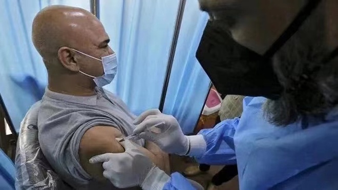 Petugas Perubatan Iraq Disuntik Vaksin China_fororder_20210304112804