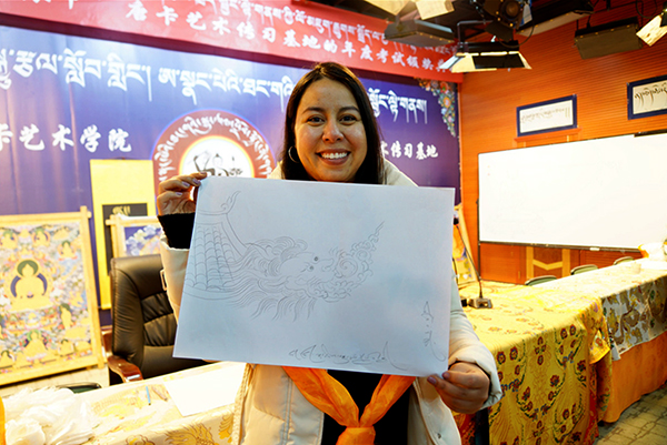 थांका चित्रकार ने पेरू के छात्रों को अपनी पेंटिंग "चीनी ड्रैगन" भेंट की_fororder_4