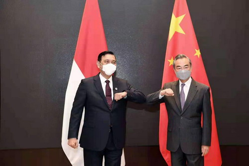 चीन-इंडोनिशिया उच्च स्तरीय वार्ता सहयोग तंत्र की पहली बैठक में पाँच समानताओं पर मुहर_fororder_王毅印尼