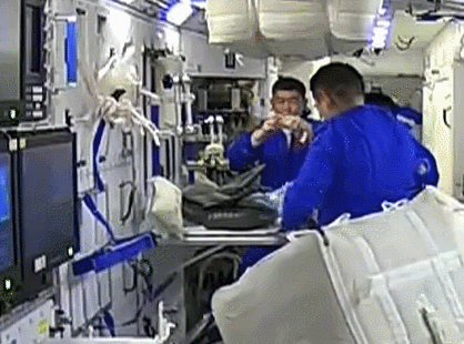 فضانوردان چینی با فیلم «غذا خورد در فضا» صدها میلیون نفر را سرگردم کردند_fororder_20210623142059708