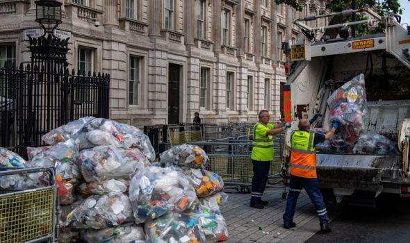 ریختن زباله مقابل دفتر نخست وزیری انگلیس از سوی سازمان حفاظت از محیط زیست_fororder_f636afc379310a5579882a37168f8da18026109c