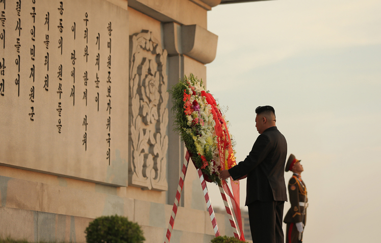 Ким Жөн Ун БНХАУ, БНАСАУ-ын найрамдлын хөшөөнд хүндэтгэл үзүүлжээ