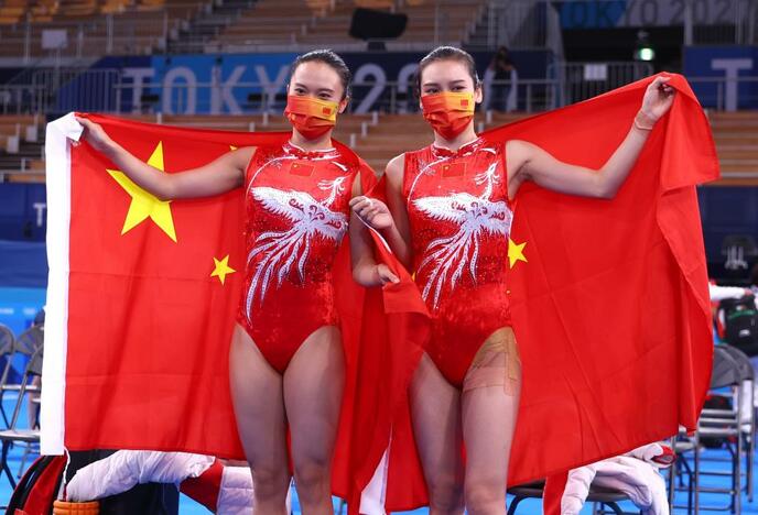 ट्रेम्पोलिन खेल में दोनों चीनी सुन्दर बहनें_fororder_2