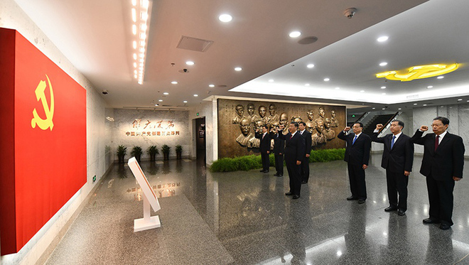 图片默认标题_fororder_2017年10月31日，在上海中共一大会址纪念馆，习近平带领其他中共中央政治局常委同志一起重温入党誓词。