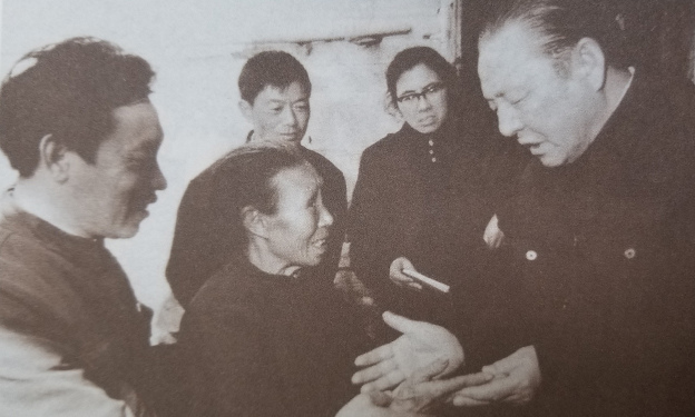 图片默认标题_fororder_1985年11月，习仲勋在江西农村调查研究，访贫问苦。