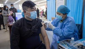 चीन में 1.2 अरब से अधिक लोगों को कोरोना वैक्सीन लगायी गयी