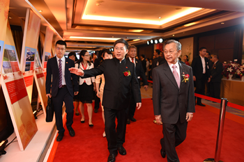 图片默认标题_fororder_吕健大使陪同来宾参观“庆祝中华人民共和国成立70周年主题国际巡展”