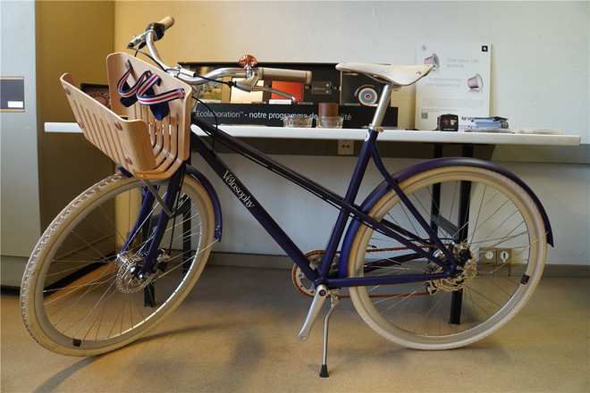 图片默认标题_fororder_09 包含回收处理的铝制咖啡胶囊材料的自行车。（摄影 张婧昊）