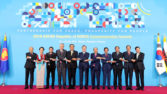图片默认标题_fororder_韩国总统文在寅与与会的东盟十国领导人在峰会开始前合影