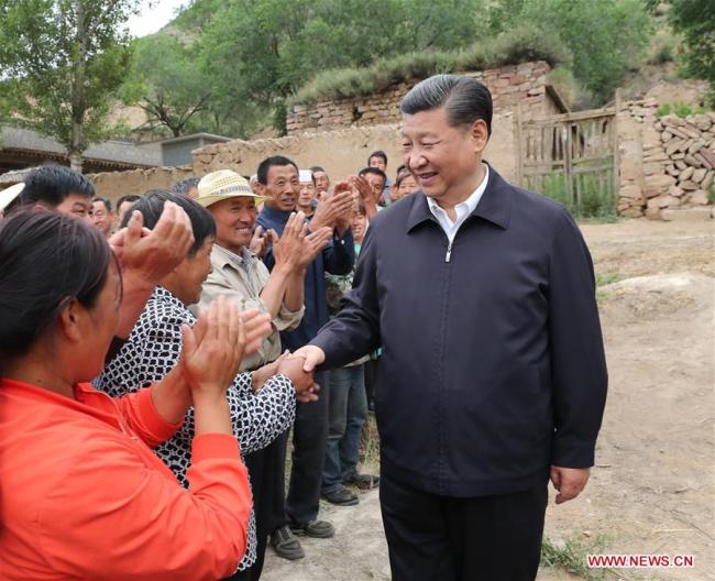 Chinese President Xi Jinping (R) talks with local villagers in Zhaojiawa Village of Kelan County in Xinzhou City, north China's Shanxi Province, June 21, 2017. Xi had an inspection tour in Shanxi Wednesday.[Photo: Xinhua]