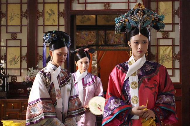 Jiang Xin (right) plays one of the concubines in "Empresses in the Palace." [Photo: shine.cn]