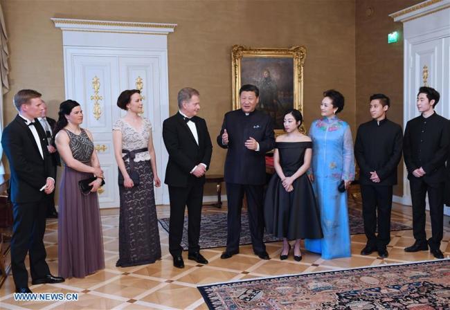 Chinese President Xi Jinping and his Finnish counterpart Sauli Niinisto meet skaters' representatives from the two countries in Helsinki, Finland, April 5, 2017. [Photo: Xinhua]