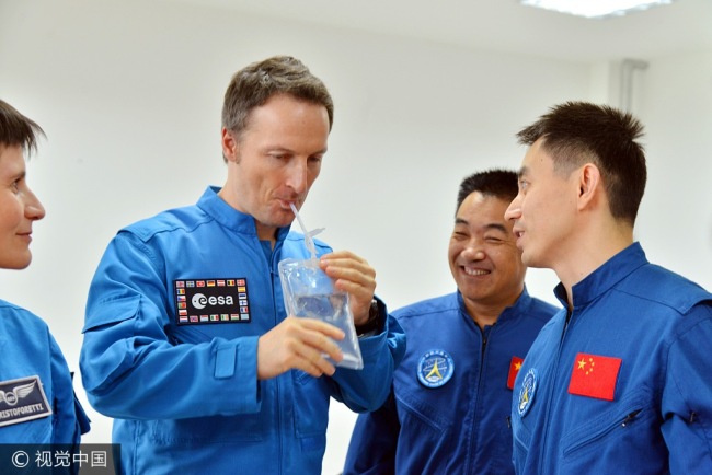 Germany astronaut Matthias Maurer joins a 17-day sea survival training course with 16 Chinese astronauts in waters off the coast of Yantai, Shandong Province. [Photo: VCG]