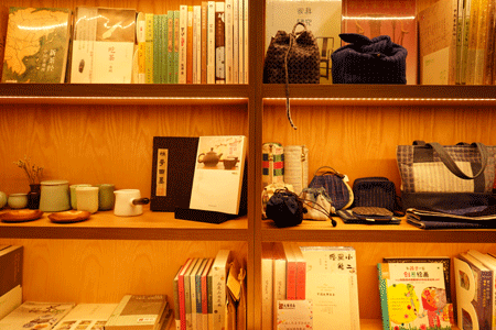Book is no longer the sole merchandise sold in brick-and-mortar bookstore.[Photo;ChinaPlus]