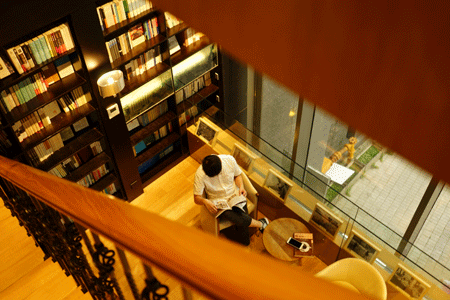 A man enjoys his reading in Jic Books of Shanghai.[Photo: ChinaPlus]