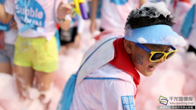Runners were covered with colorful bubbles. [Photo: from Tuku.Qianlong.com]