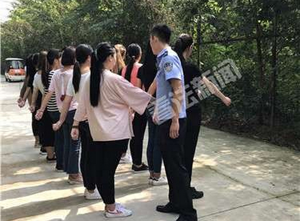 Young girls undergo military training on their first day of a legal education program for those convicted crimes related to school bullying.[Photo: fawan.com]