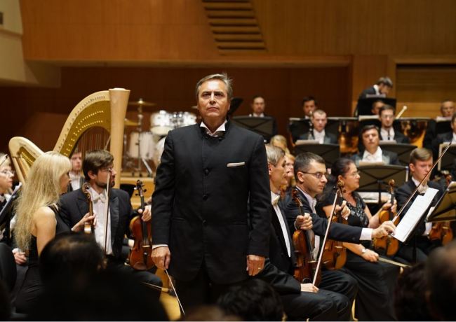 Conductor Vladimir Sheiko from Ukraine [Photo: from China Plus]