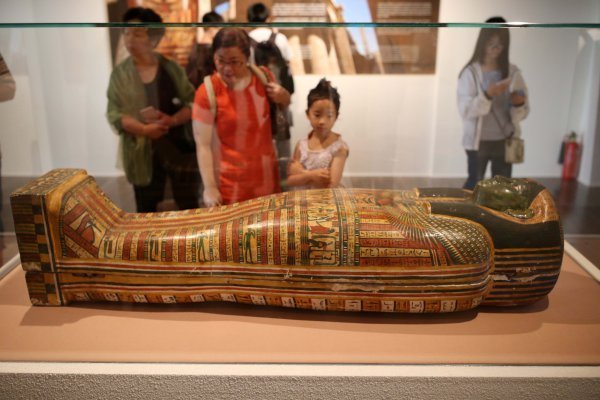 Photo shows visitors in front of an Egyptian mummy displayed in the Shanghai Museum for the exhibition "British Museum: A History of the World in 100 Objects." The exhibition opens to the public for free from June 29 to October 8.[File Photo: zjol.com.cn]