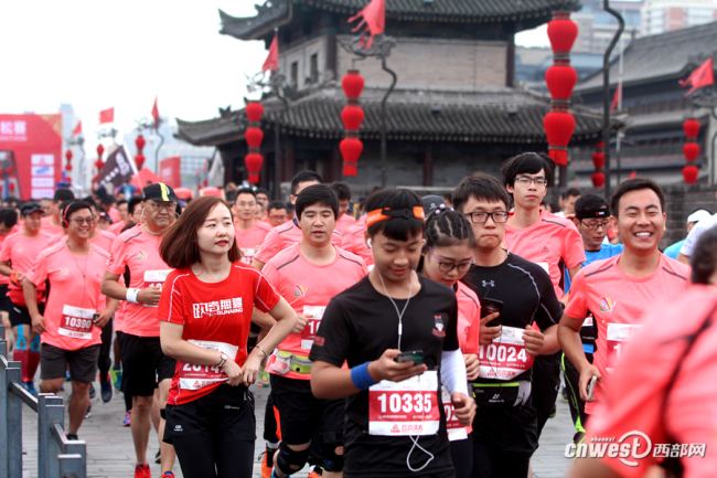 Runners compete in a unique half-marathon on the 600-year-old ancient city wall in Xi'an, Shaanxi Province, on Sunday, September 10, 2017. [Photo: cnwest.com]