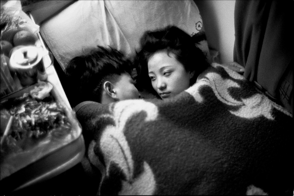 Two love birds on the train from Guangzhou to Chengdu in 1996. [Photo:Courtesy of Wang Fuchun and provided by Hinabook]