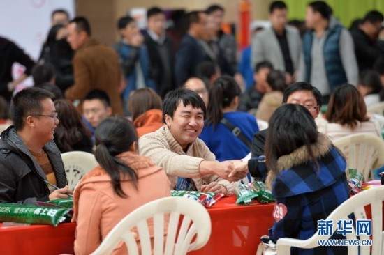 A man and a woman shake hands at a matchmaking event in Yinchuan, Ningxia Hui Autonomous Region on November 9, 2013. [Photo: Xinhua]