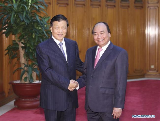 Liu Yunshan (L), a member of the Standing Committee of the Political Bureau of the Communist Party of China Central Committee, meets with Vietnamese Prime Minister Nguyen Xuan Phuc in Hanoi, Vietnam, Sept. 19, 2017. [Photo: Xinhua]