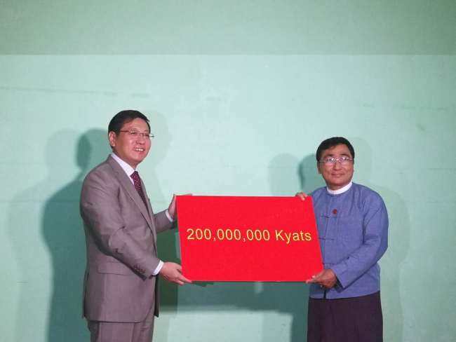 Chinese Ambassador to Myanmar Hong Liang (L) makes donation on September 19, 2016. [Photo: gov.cn]