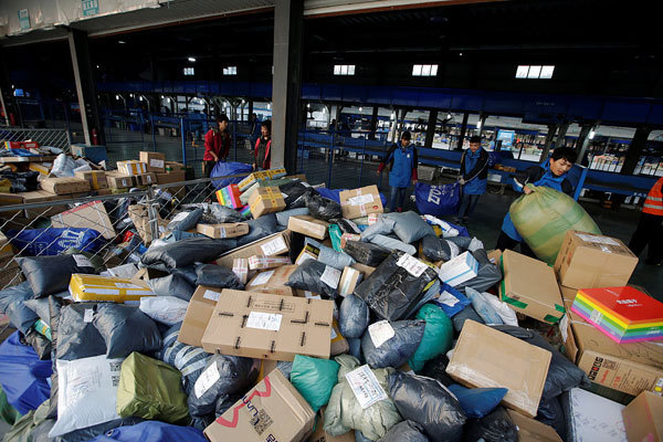 A file photo shows employees sorting parcels at a logistic center of ZTO Express during the Alibaba 11.11 global shopping festival in Beijing on November 11, 2016. [Photo: VCG]