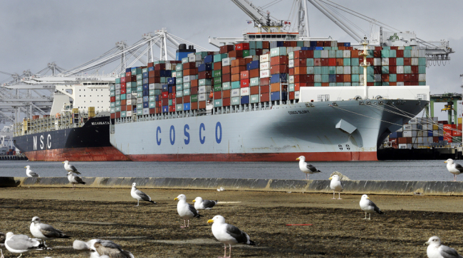 Chinese container ship Cosco Glory waits to be unloaded at the Port of Oakland in Oakland on Feb. 3, 2017. [Photo: AP/Ben Margot]