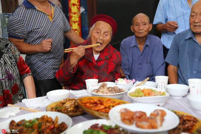 最牛“00”后庆生 Woman celebrates her 117th birthday