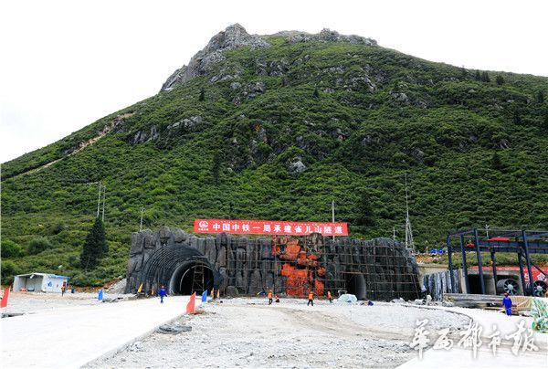 The Chola Mountain tunnel was under construction. [File photo: West China City Daily]