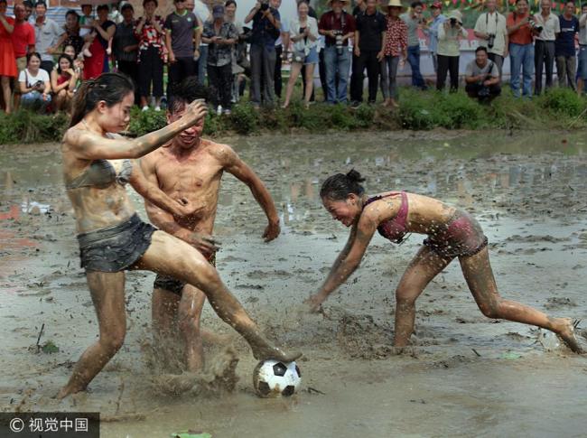 浙江办泥地球赛 A ball game was played in the mud