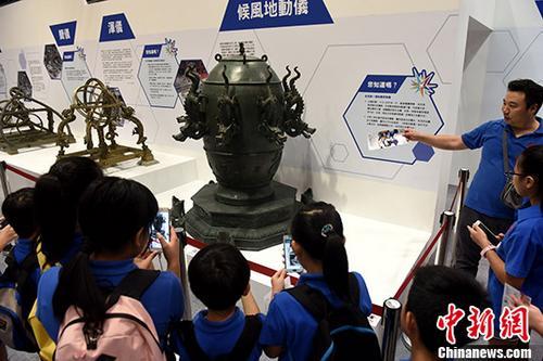 Exhibits of top technologies from ancient China are shown to residents of Hong Kong during the InnoTech Expo 2017 . [Photo:chinanews.com]