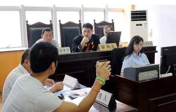 The court of Xuanwu district in Nanjing hears a divorce case by WeChat in September 2017. [Photo: Yangtze Evening News]