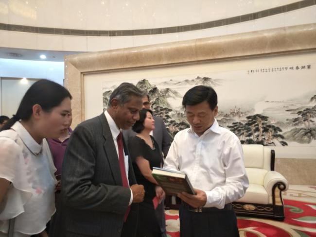 Sultan Mahmood Hali gifts a book to Hefei's Publicity minister 