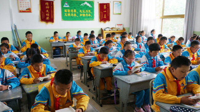 Fifth-grade students of Shigatse Primary School were having class. [Photo: from Chinaplus]