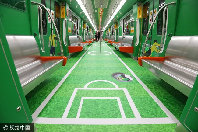 The Brazilian carriage is green and decorated with images of footballs and football stars. [Photo: VCG]