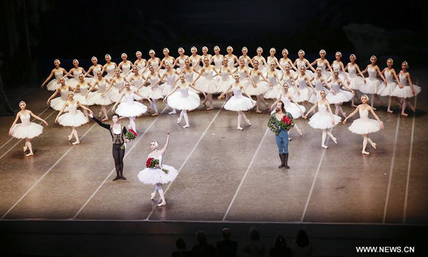 Ballet dancers from China's Shanghai Ballet take a curtain call at the end of the performance of "Swan Lake" at City Theater in Antwerp, Belgium, on October 7, 2017. [Photo: Xinhua]