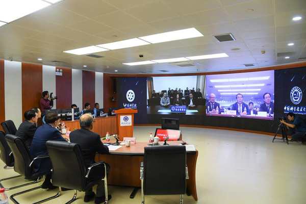 Bai Chunli, president of the Chinese Academy of Sciences (CAS), talks with staff in the Urumqi ground station, in Beijing, capital of China, September 29, 2017. [Photo: Xinhua]