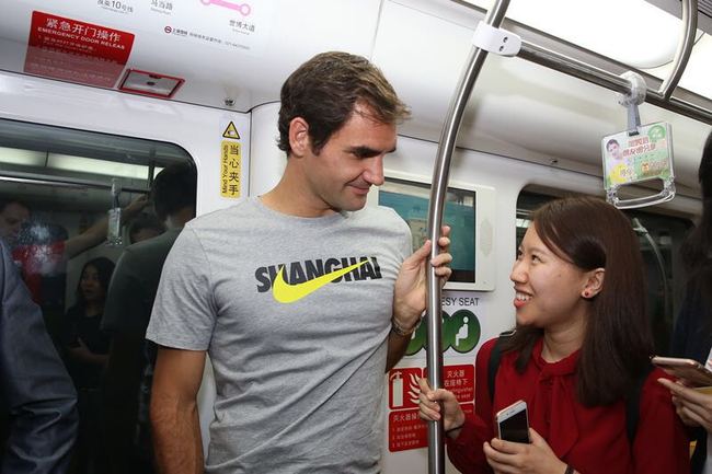 Swiss tennis player Roger Federer talks with a passenger on metro Line 13 during the third day of Shanghai Rolex Masters in Shanghai, China, 9 October 2017. [Photo: China Plus]