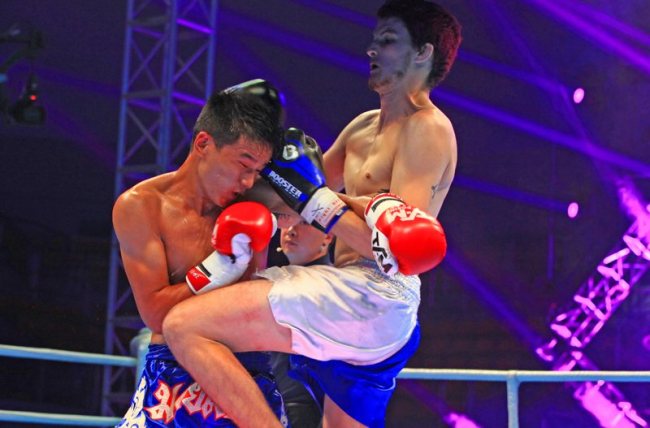 Two male boxers in competition. [Photo: Mount Emei scenic spot]