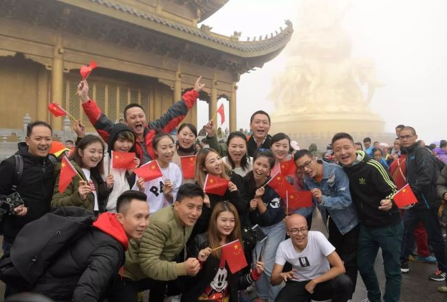 Tourists at Mount Emei celebrate the National Day holiday. [Photo: Mount Emei scenic spot]