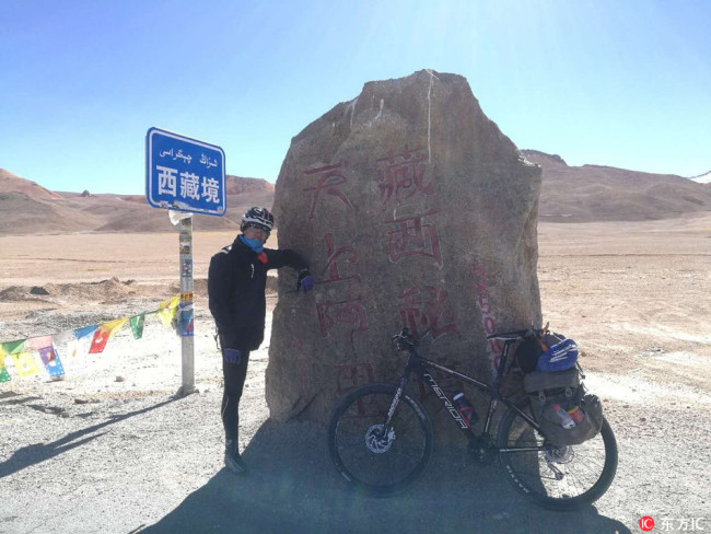 Sun Youzhi on his cycling challenge along the Xinjiang-Tibet highway [File Photo: IC]