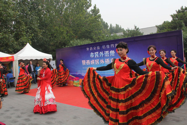 Performers from Xicheng district perform dances at Beijing Foreign Language Festival 2016 on Saturday, October 15, 2016. [Photo: China Plus /Ding Xiaoxiao]